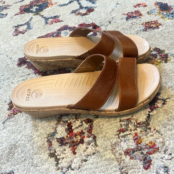 CROCS Women's Tan Leather Upper Wedge Sandals Size 8 - Picture 2 of 6